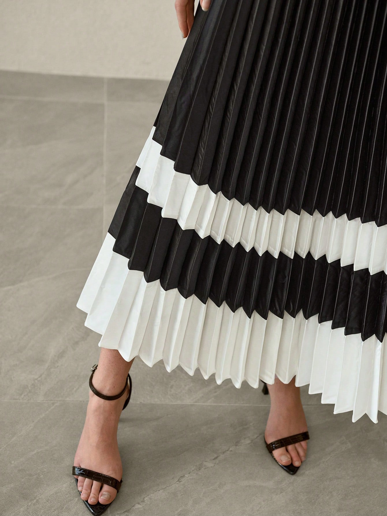 CM-BS001418 Women Elegant Seoul Style Mid Waist Two Tone Colorblock Pleated Belted Skirt