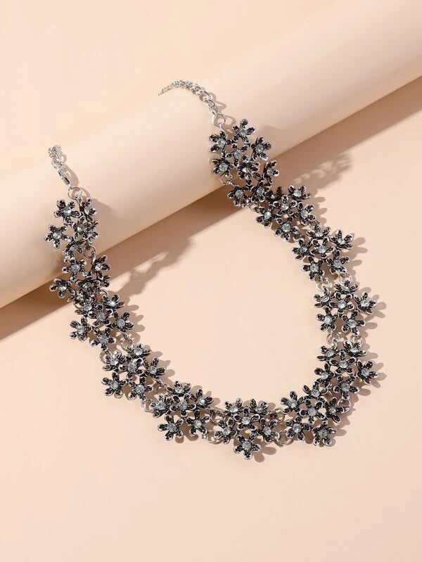CM-AXS825986 Women Trendy Seoul Style Floral Decor Necklace - Silver