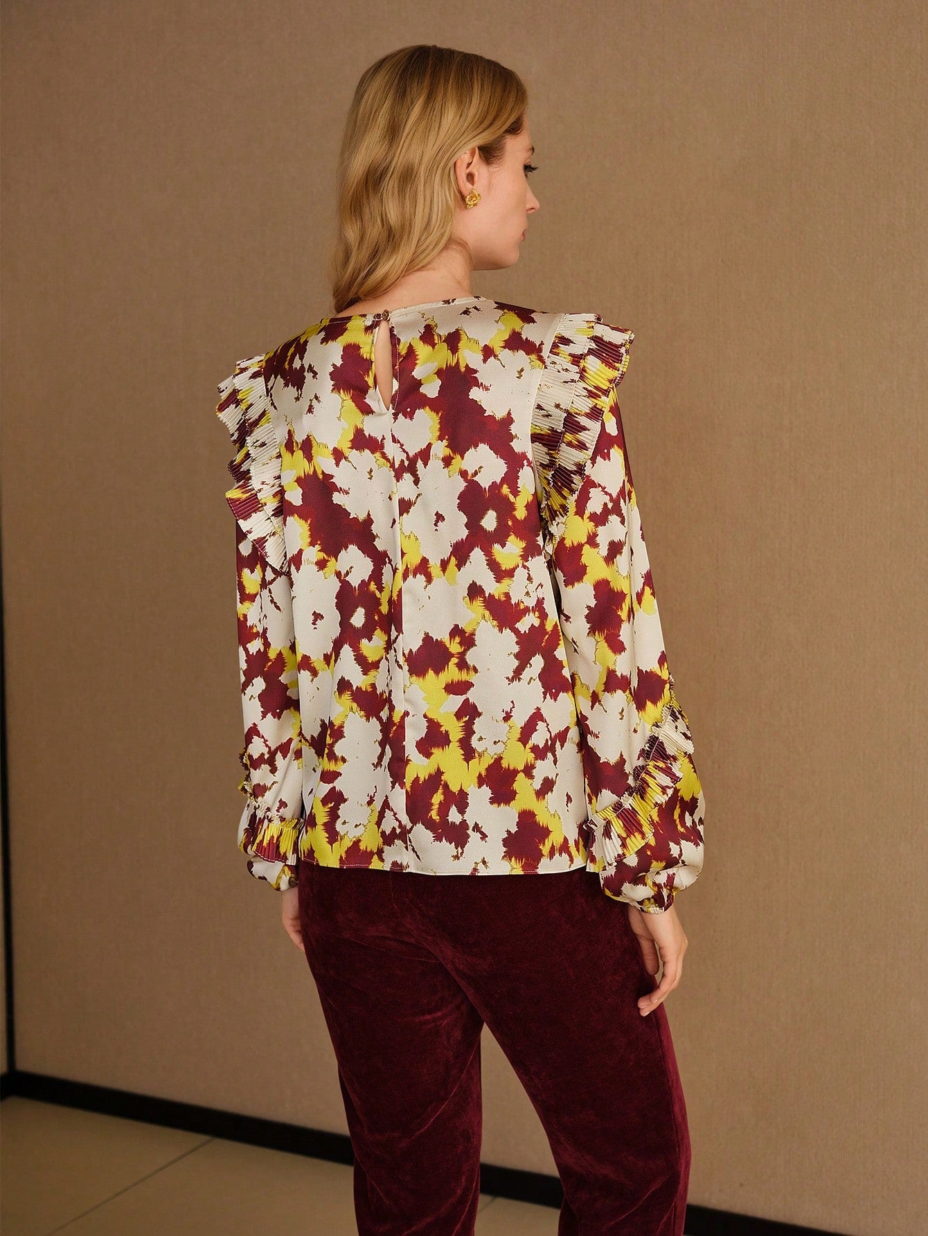 CM-TS619060 Women Elegant Seoul Style All-Over Print Plisse Ruffle Trim Lantern Sleeve Blouse