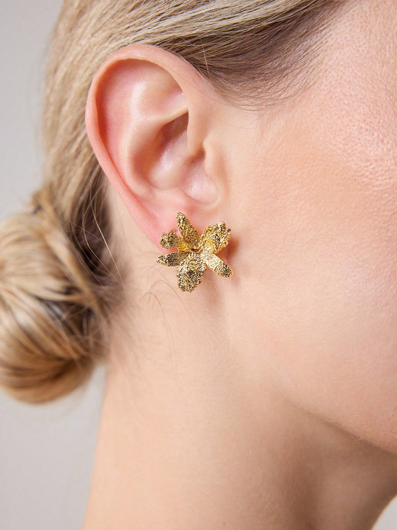 CM-AXS372621 Women Trendy Seoul Style Textured Floral Pattern Stud Earrings - Gold