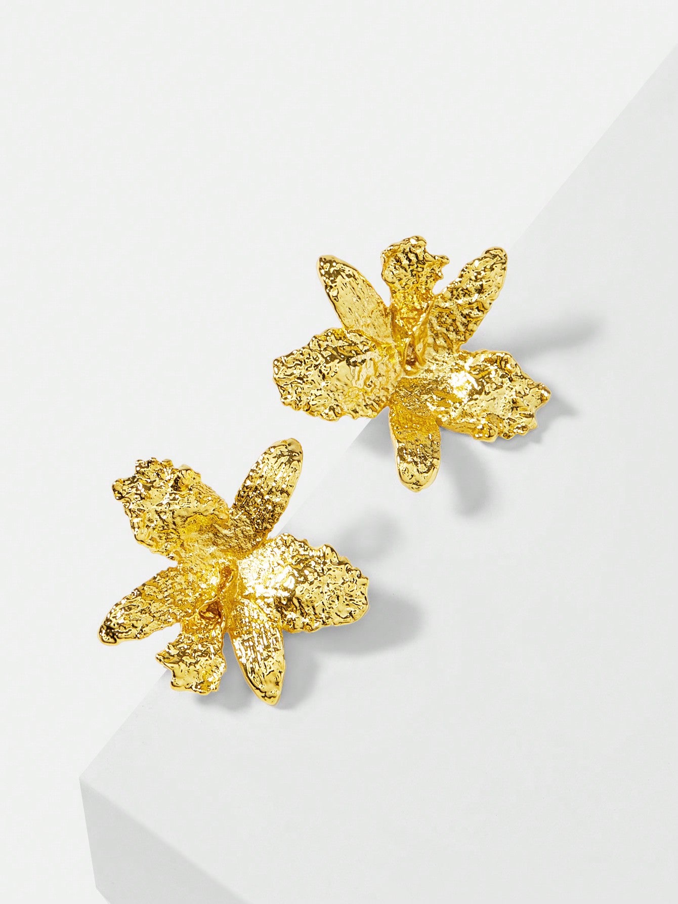 CM-AXS372621 Women Trendy Seoul Style Textured Floral Pattern Stud Earrings - Gold