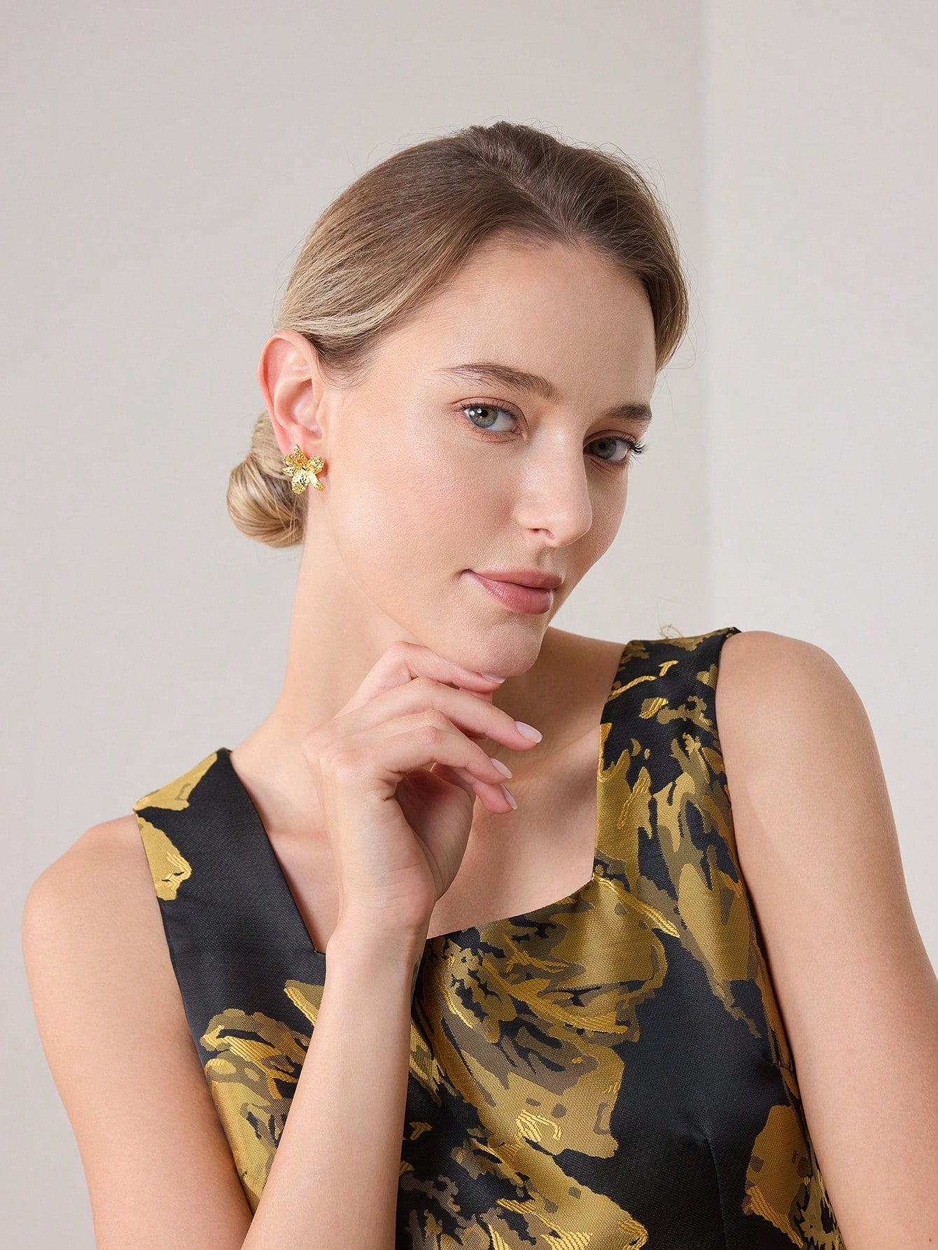 CM-AXS372621 Women Trendy Seoul Style Textured Floral Pattern Stud Earrings - Gold