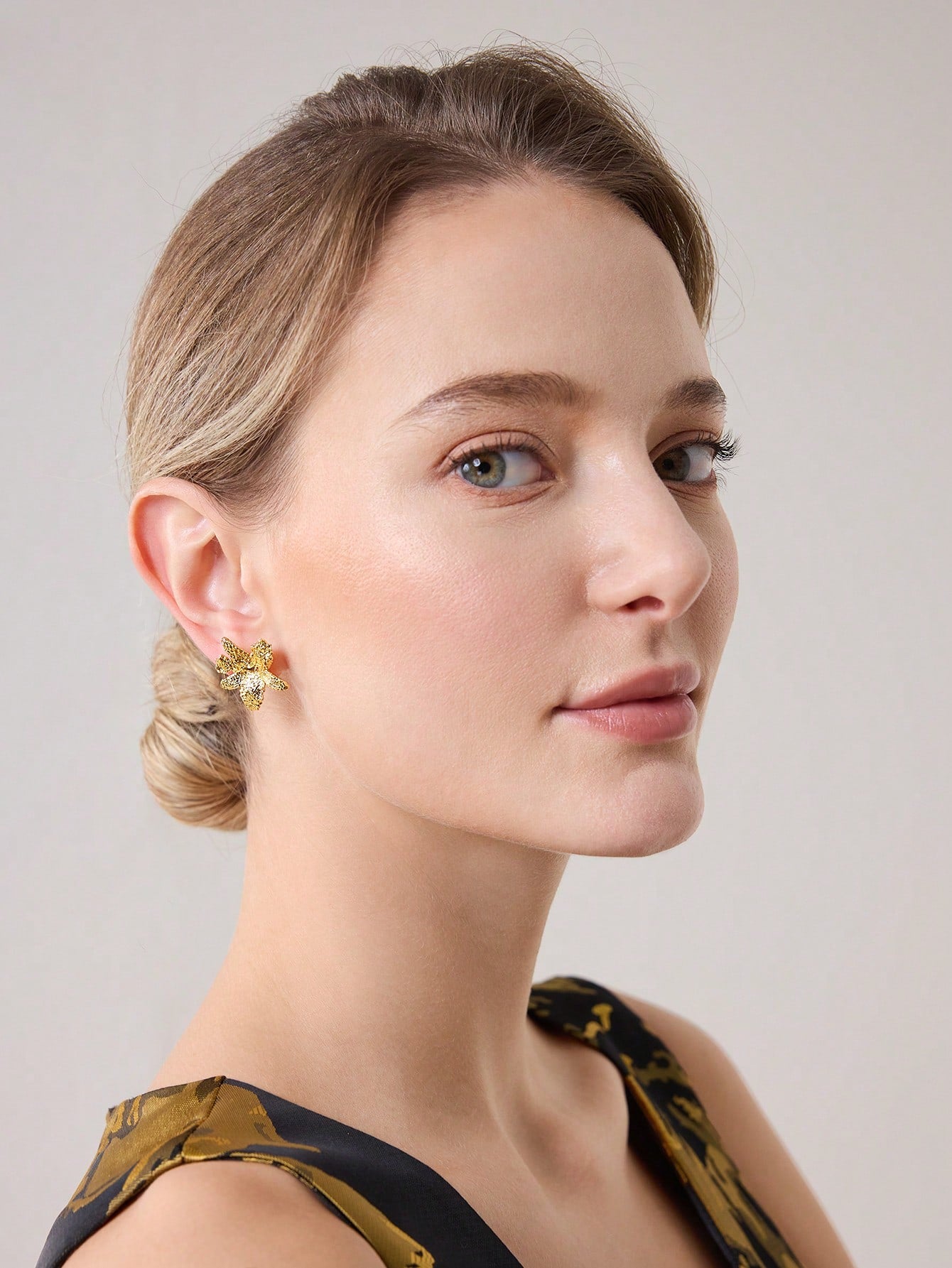 CM-AXS372621 Women Trendy Seoul Style Textured Floral Pattern Stud Earrings - Gold