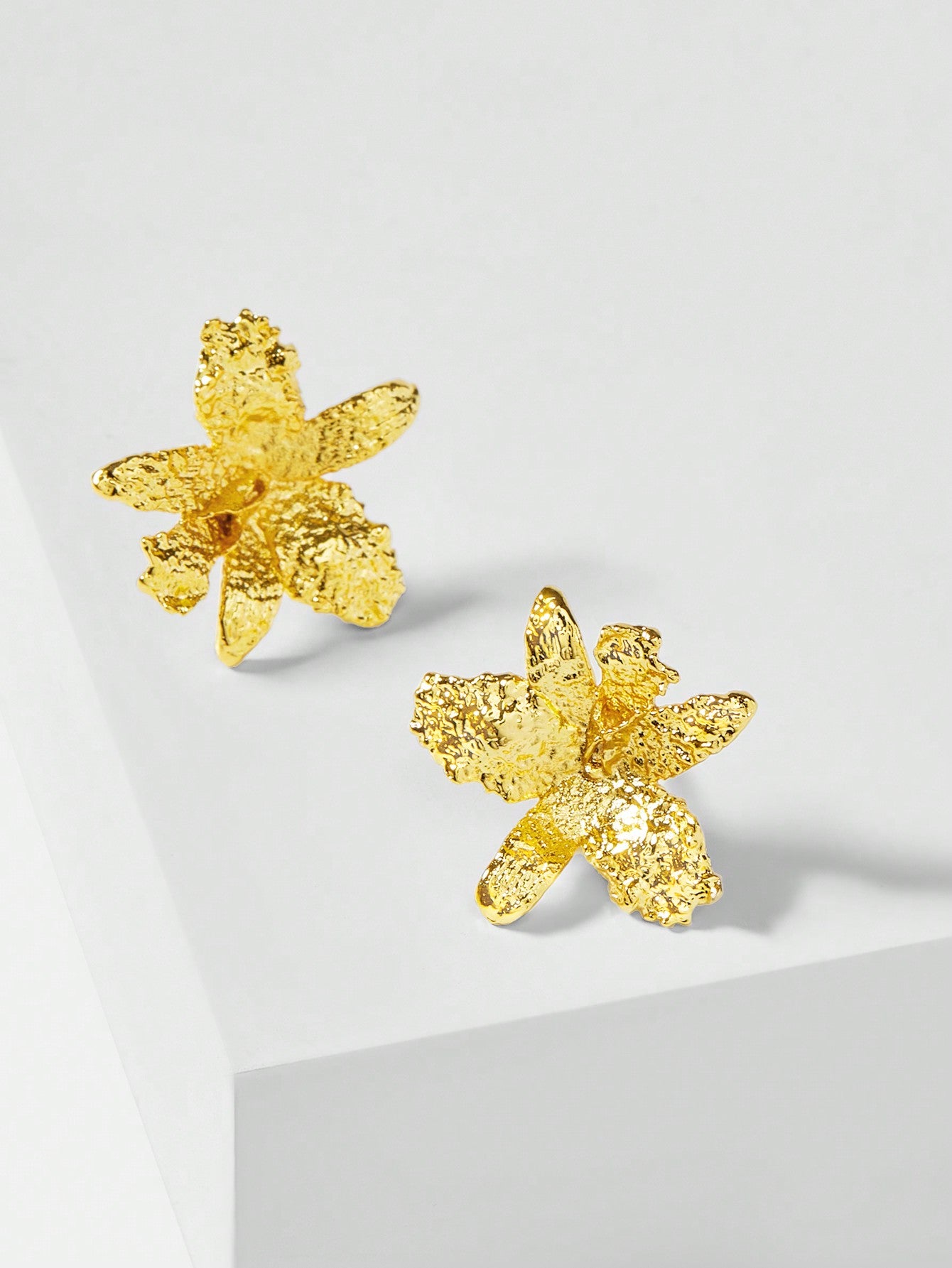 CM-AXS372621 Women Trendy Seoul Style Textured Floral Pattern Stud Earrings - Gold