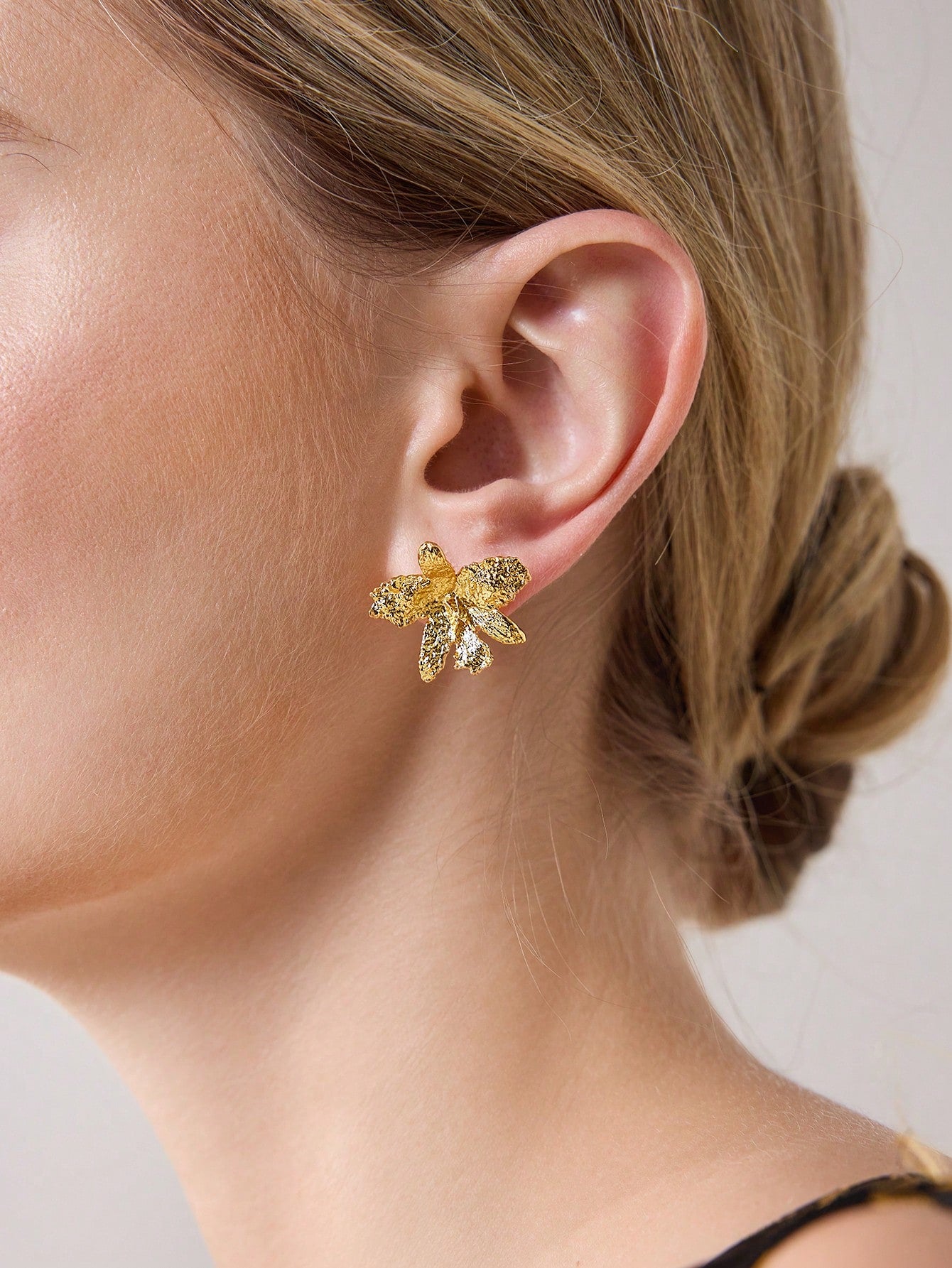 CM-AXS372621 Women Trendy Seoul Style Textured Floral Pattern Stud Earrings - Gold