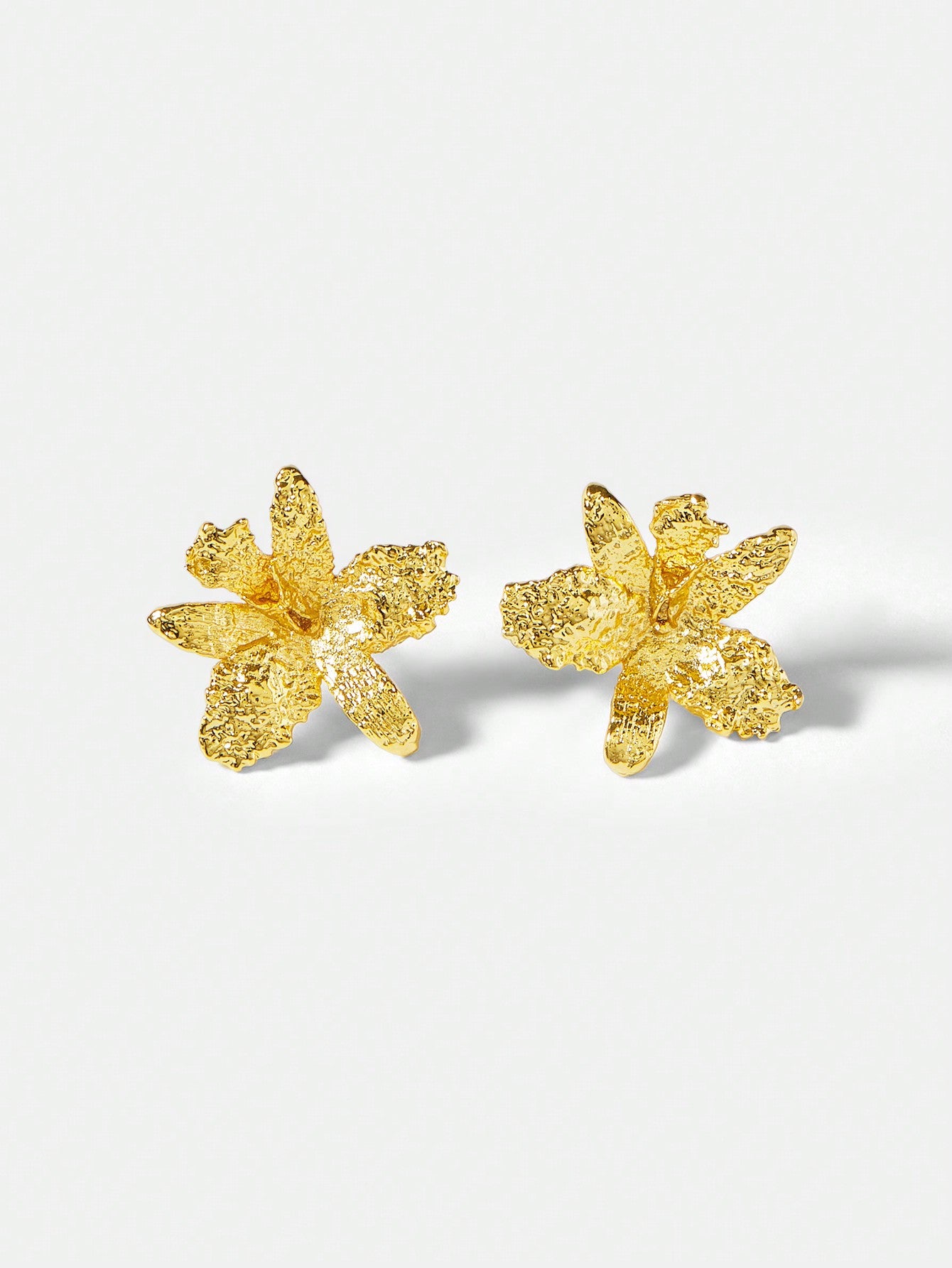 CM-AXS372621 Women Trendy Seoul Style Textured Floral Pattern Stud Earrings - Gold