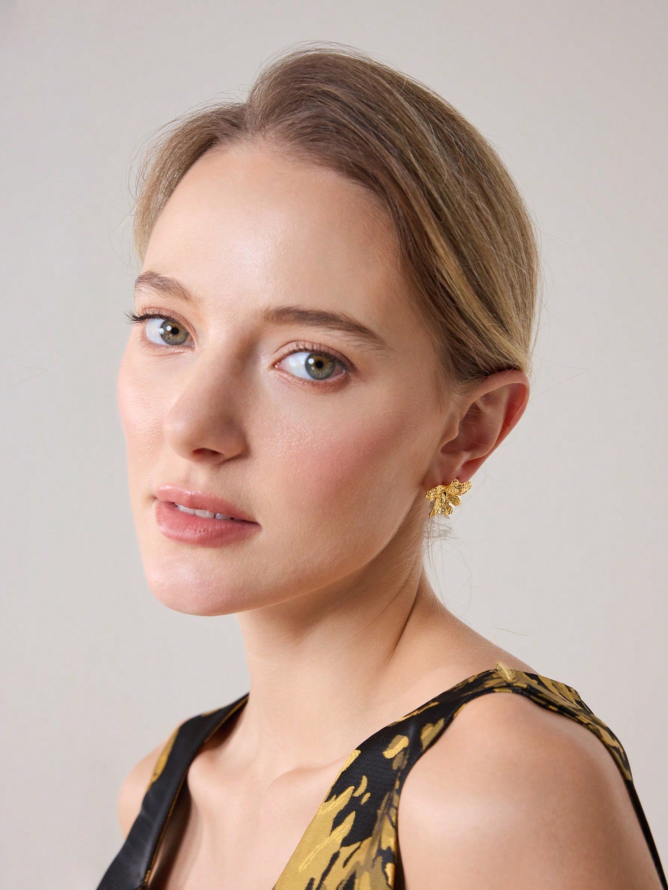 CM-AXS372621 Women Trendy Seoul Style Textured Floral Pattern Stud Earrings - Gold