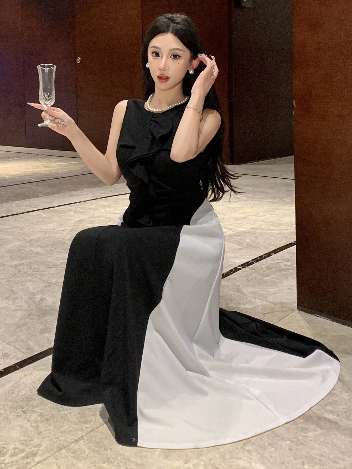 CM-DS526692 Women Elegant Seoul Style Contrast Color Ruffle Hem Round Neck Sleeveless Midi Dress