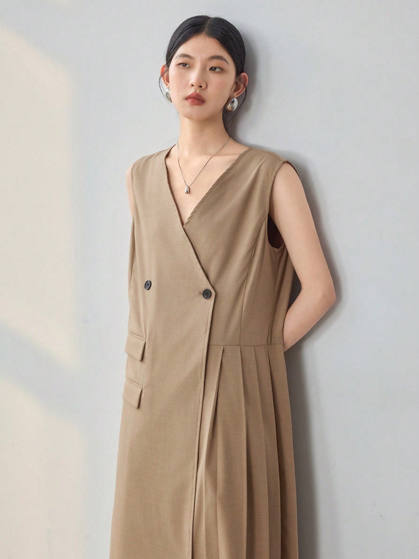 CM-DS711337 Women Casual Seoul Style Asymmetric Pleated Design V-Neck Sleeveless Midi Dress