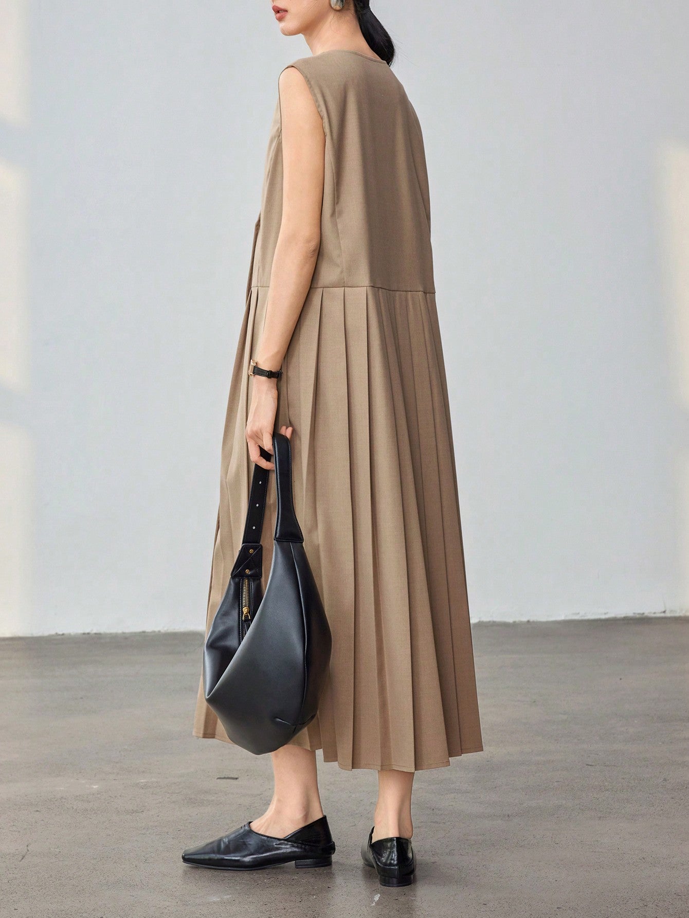 CM-DS711337 Women Casual Seoul Style Asymmetric Pleated Design V-Neck Sleeveless Midi Dress