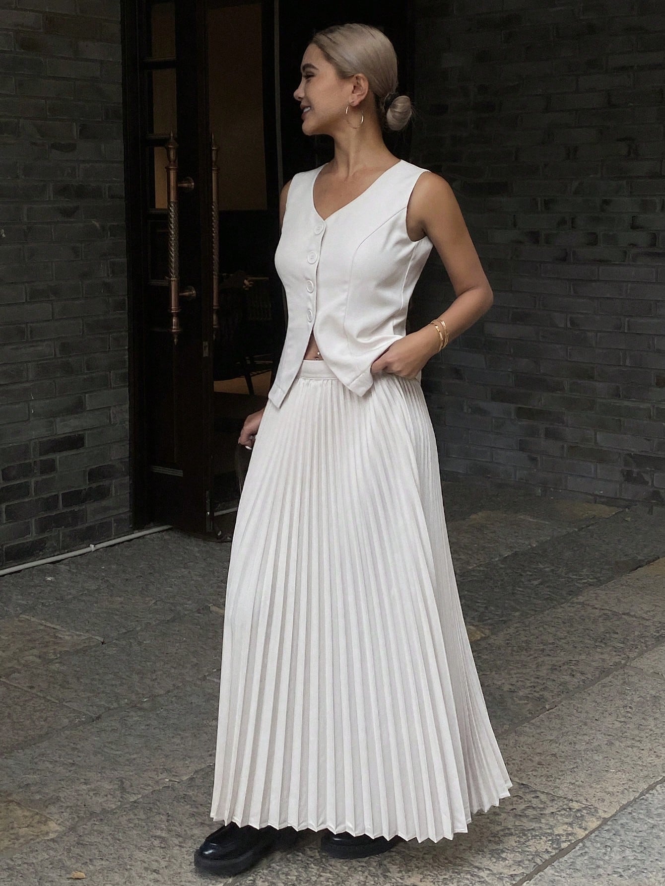 CM-SS285060 Women Elegant Seoul Style V-Neck Sleeveless Vest With Pleated Skirt - Set