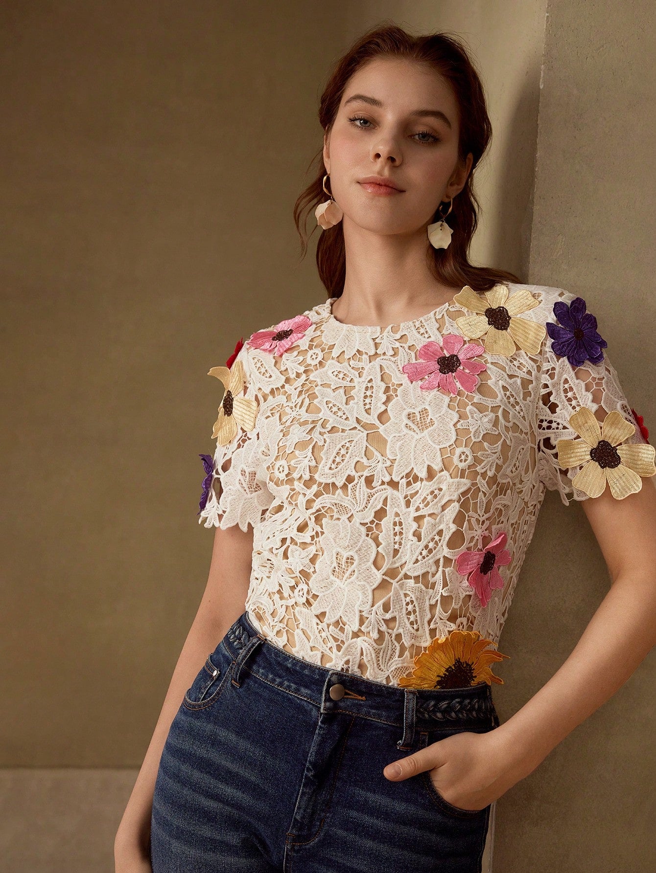 CM-TS475093 Women Elegant Seoul Style Round Neck Floral Apploques Short Sleeve Top - White
