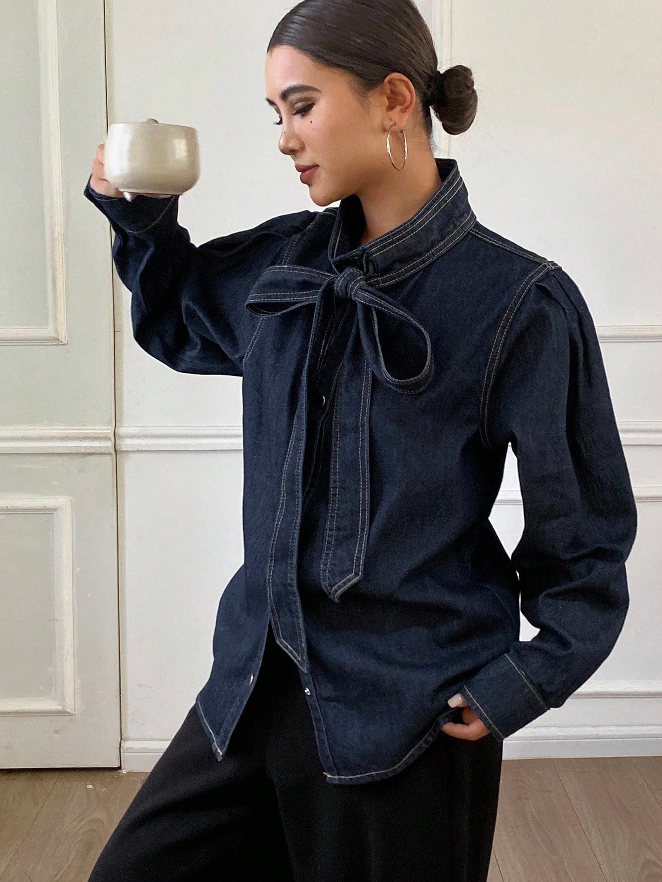 CM-TS464212 Women Casual Seoul Style Tie Collar Extra Long Sleeve Loose Denim Blouse