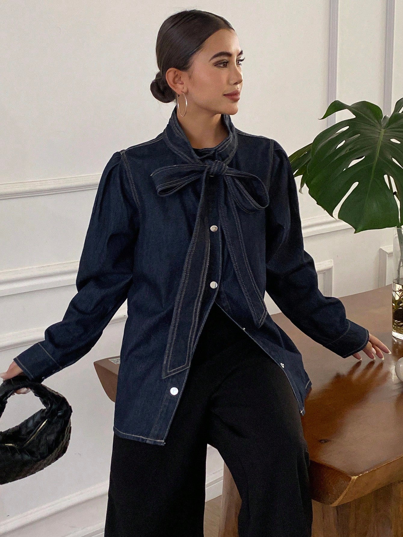 CM-TS464212 Women Casual Seoul Style Tie Collar Extra Long Sleeve Loose Denim Blouse