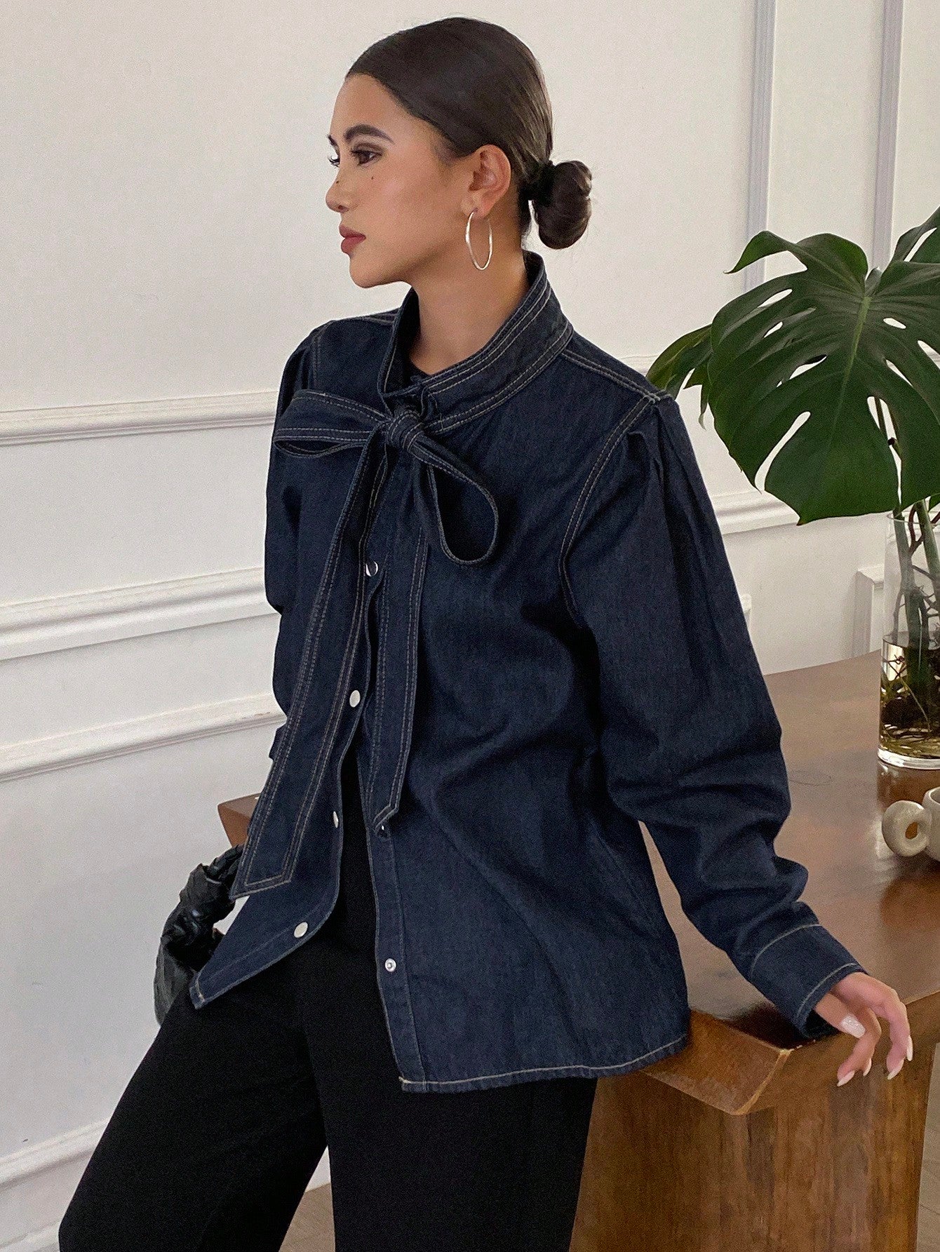 CM-TS464212 Women Casual Seoul Style Tie Collar Extra Long Sleeve Loose Denim Blouse