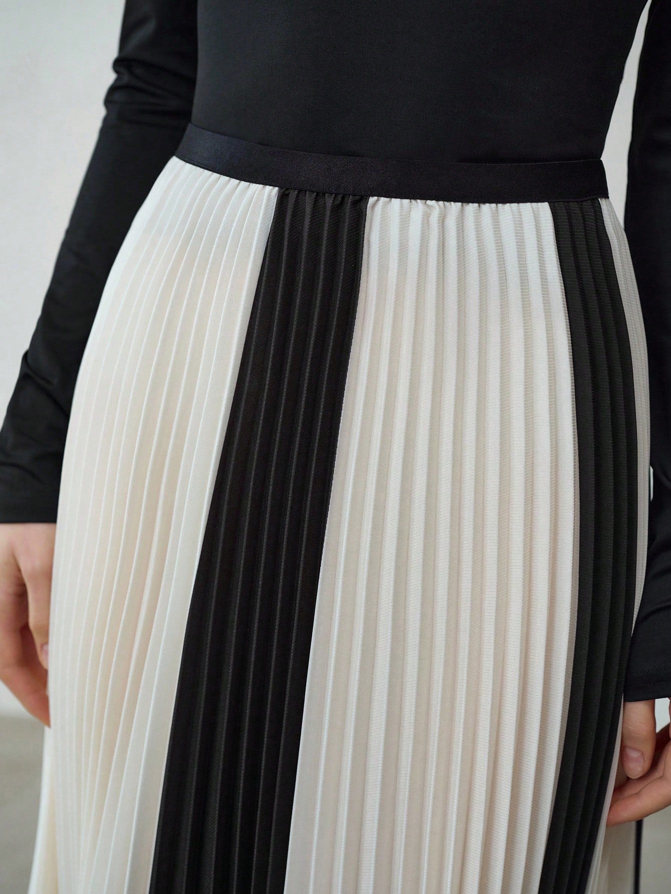 CM-BS390363 Women Elegant Seoul Style Mid Waist Colorblock Pleated Loose Maxi Skirt