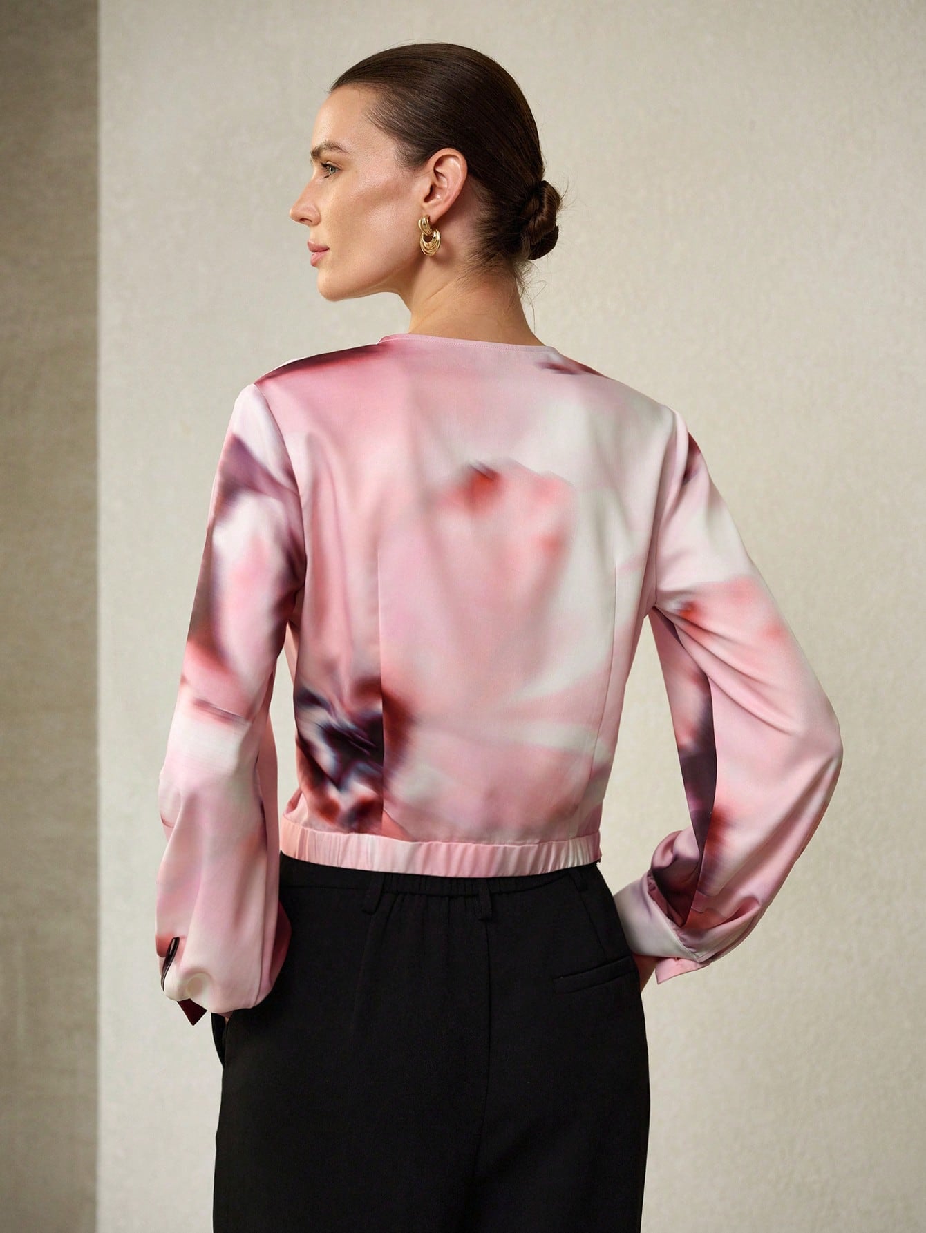 CM-TS477941 Women Elegant Seoul Style V-Neck Ruched Lantern Sleeve Printed Tight Hem Top