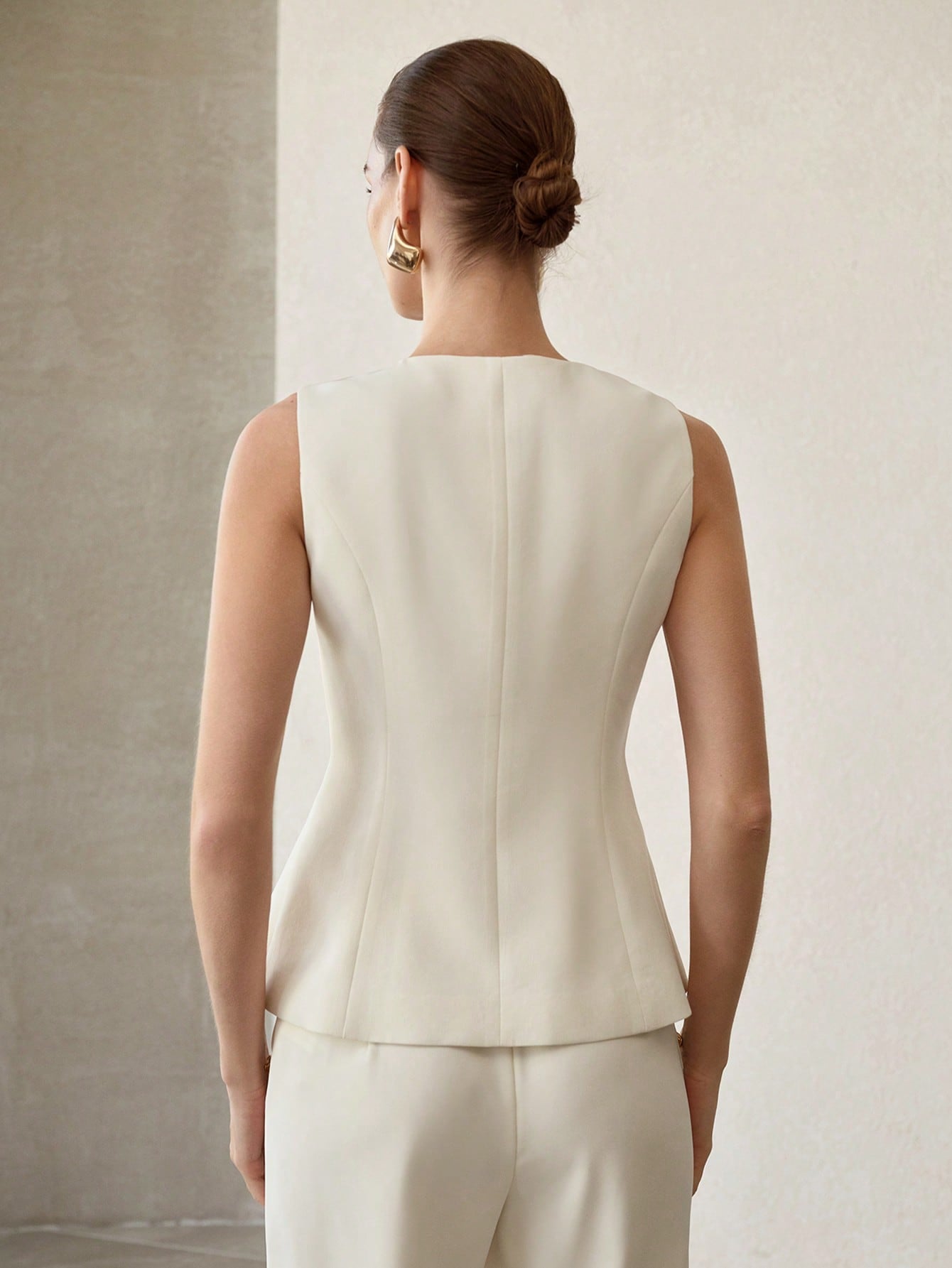 CM-TS821831 Women Elegant Seoul Style Solid Color Round Neck Sleeveless Metal Button Decor Tank Top - White