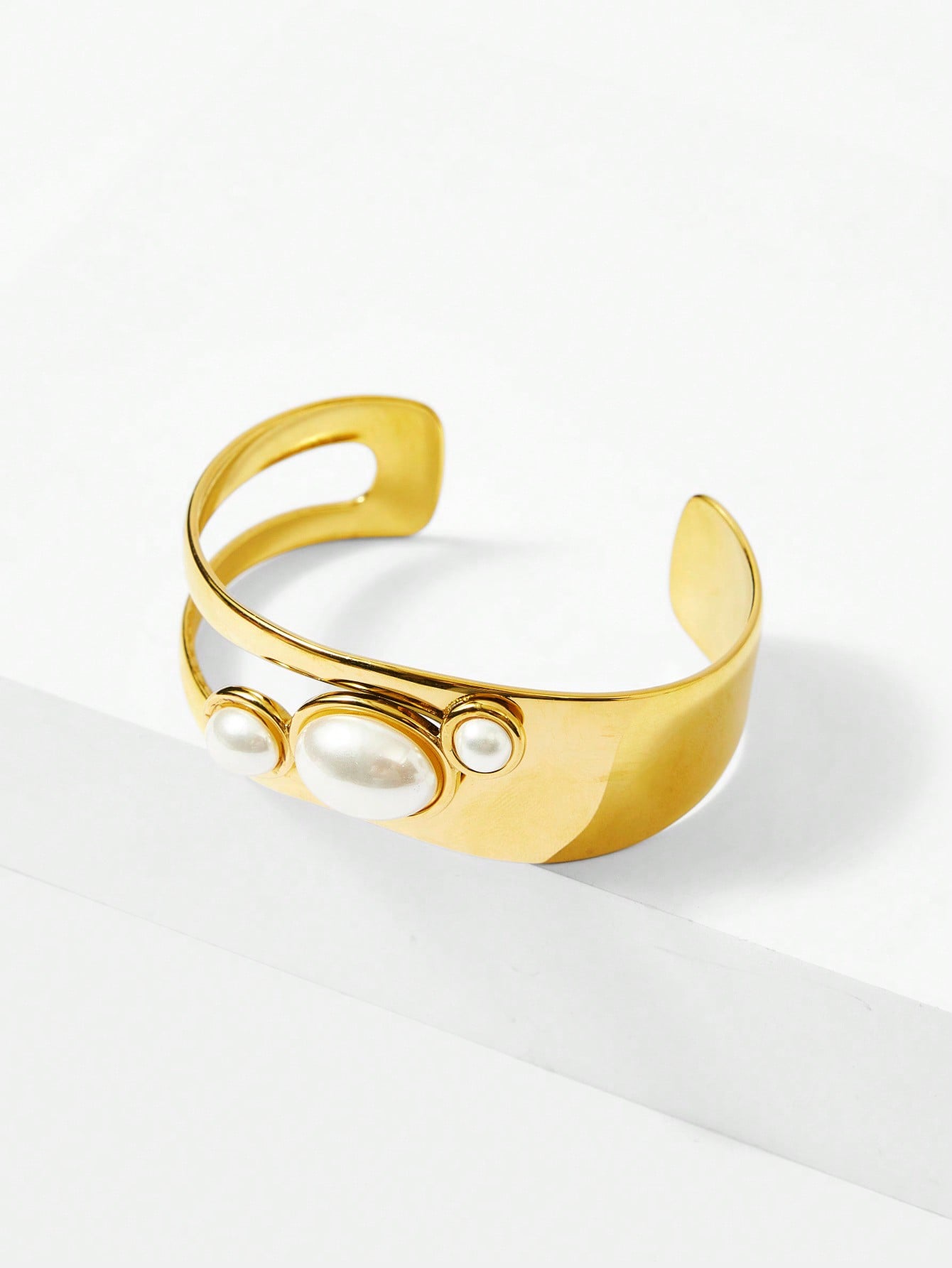 CM-AXS188644 Women Trendy Seoul Style 18K Gold-Plated Pearl Stainless Steel Bracelet