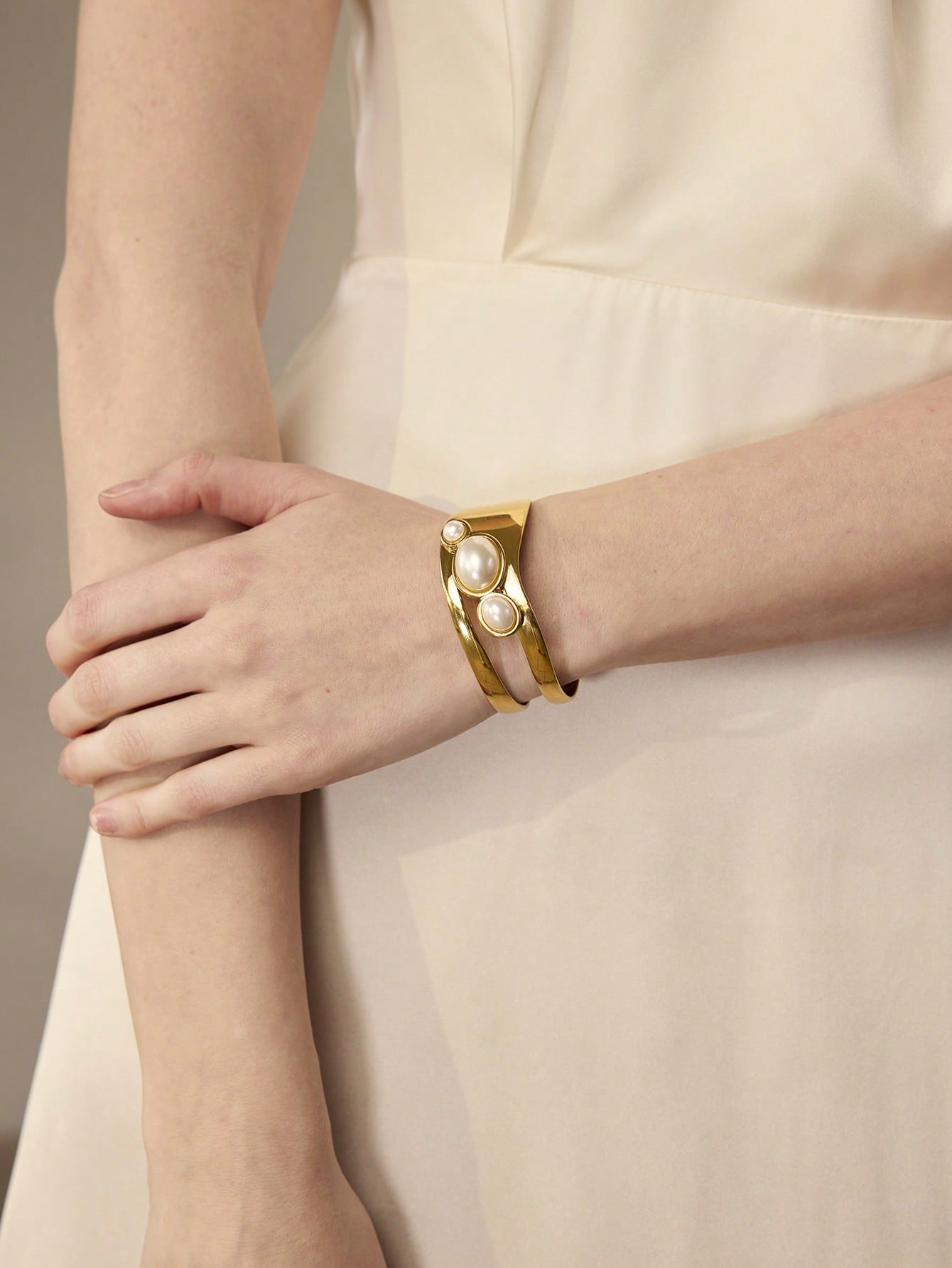 CM-AXS188644 Women Trendy Seoul Style 18K Gold-Plated Pearl Stainless Steel Bracelet