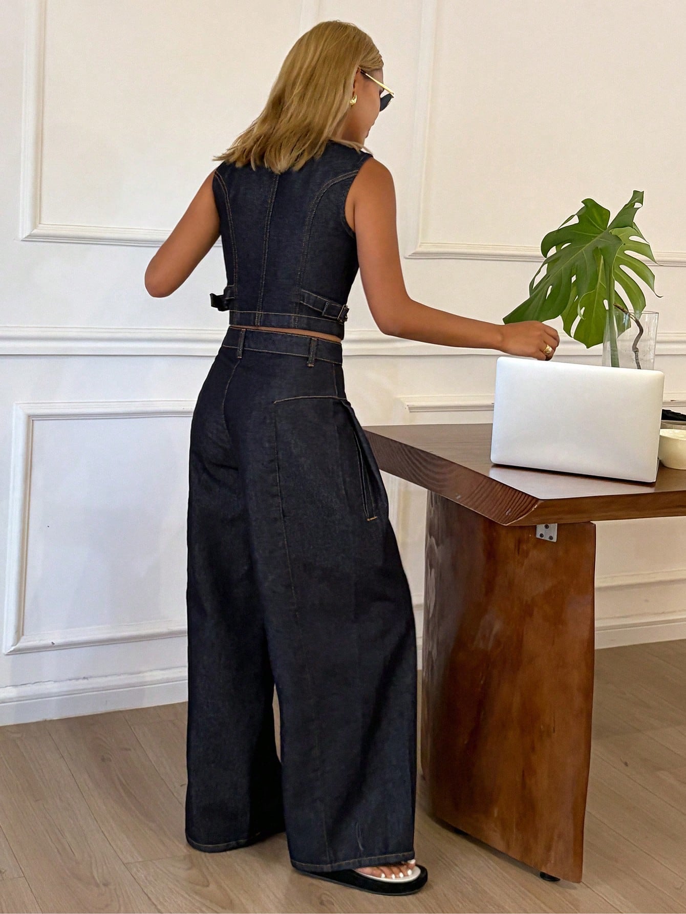 CM-SS511982 Women Casual Seoul Style Round Neck Sleeveless Short Denim Vest With Jeans - Set