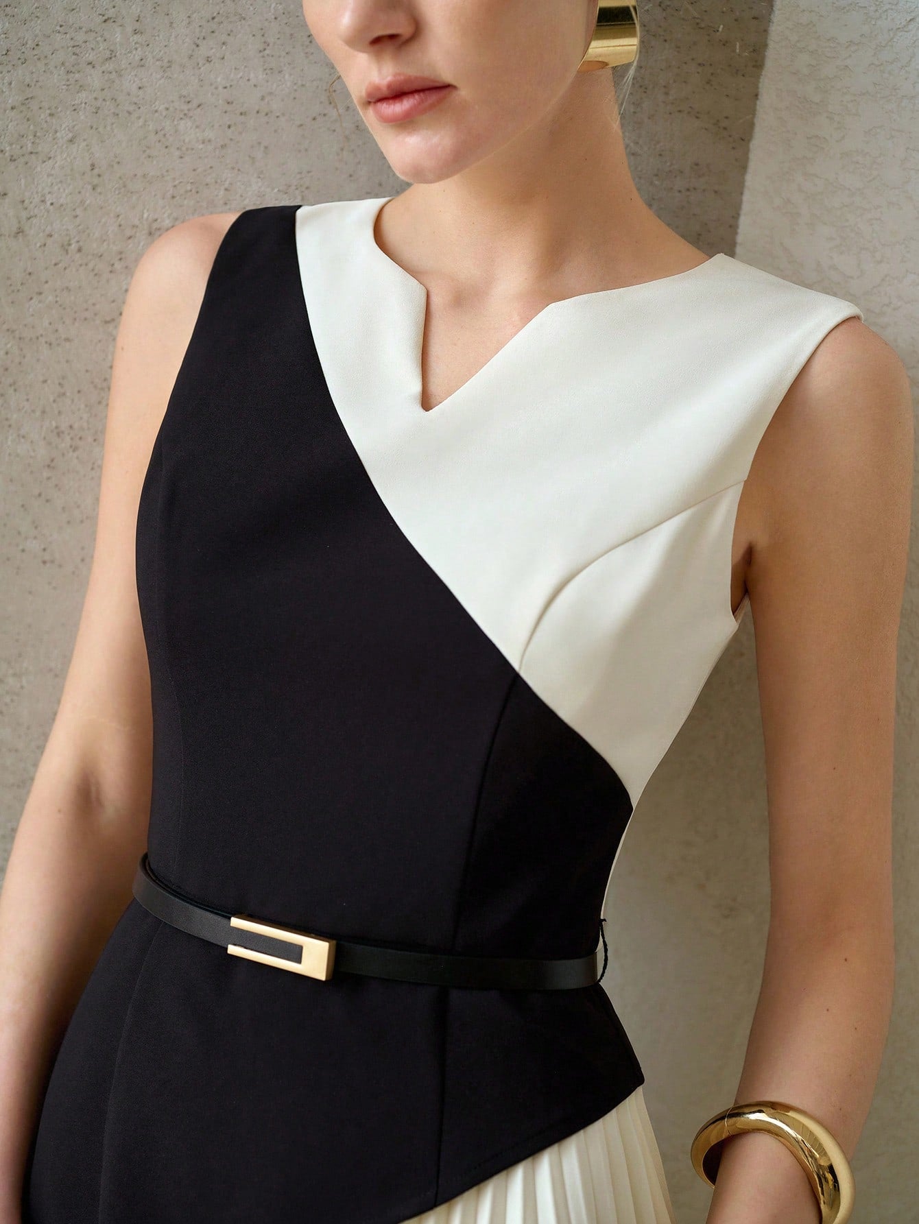 CM-DS141382 Women Elegant Seoul Style Notched Neck Sleeveless Waist Cinching Color Block Pleated Mini Dress