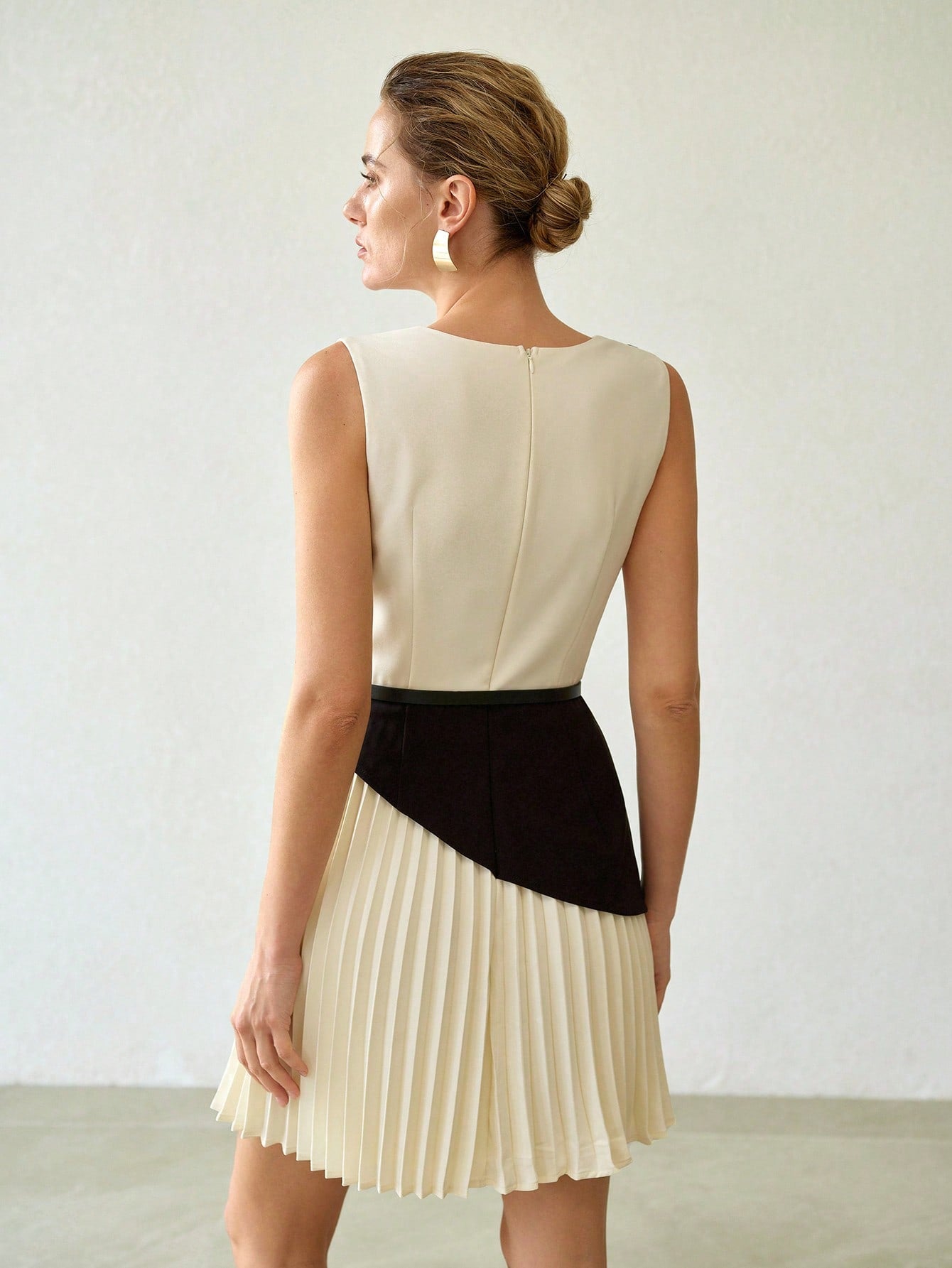 CM-DS141382 Women Elegant Seoul Style Notched Neck Sleeveless Waist Cinching Color Block Pleated Mini Dress