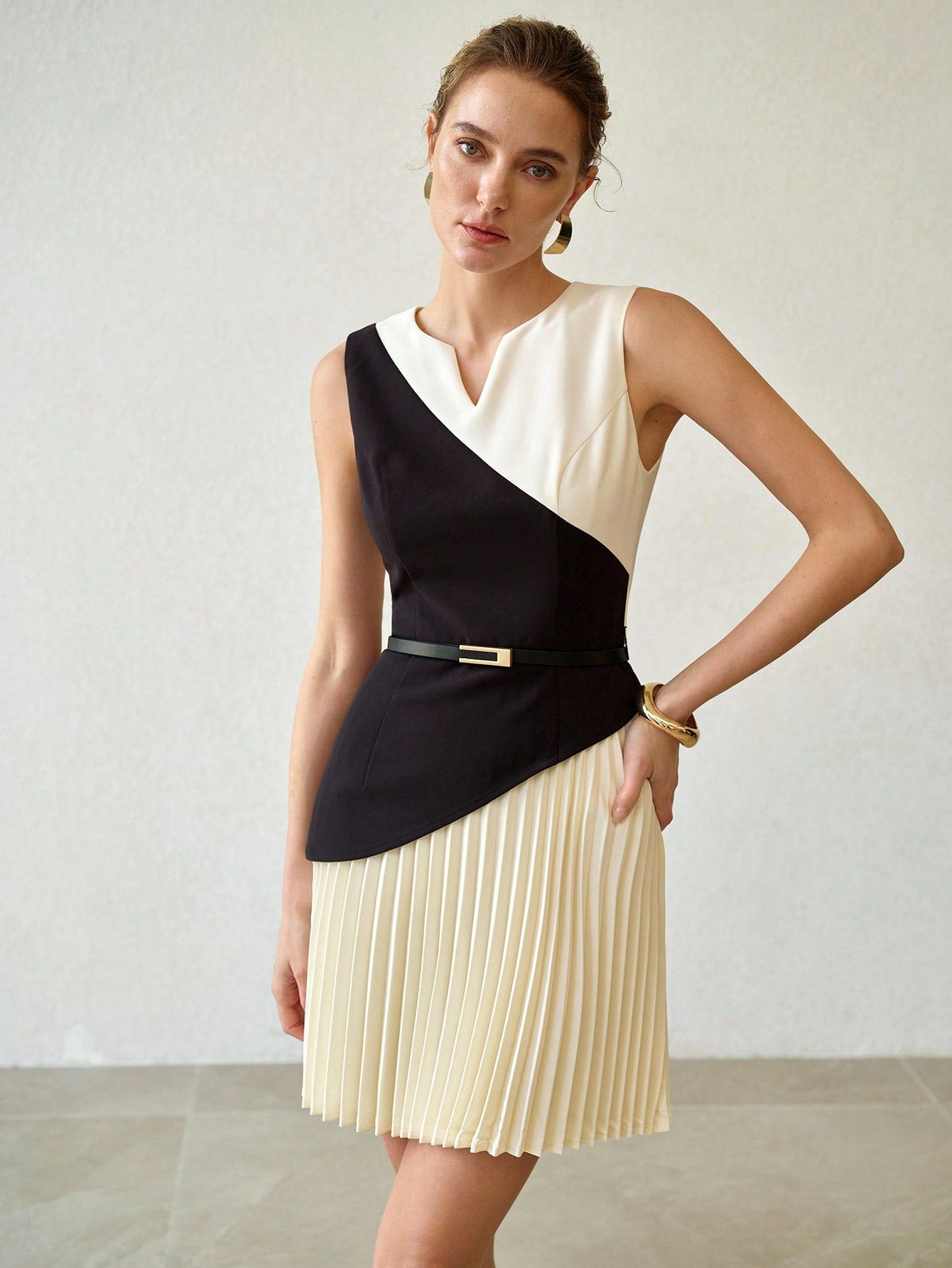 CM-DS141382 Women Elegant Seoul Style Notched Neck Sleeveless Waist Cinching Color Block Pleated Mini Dress