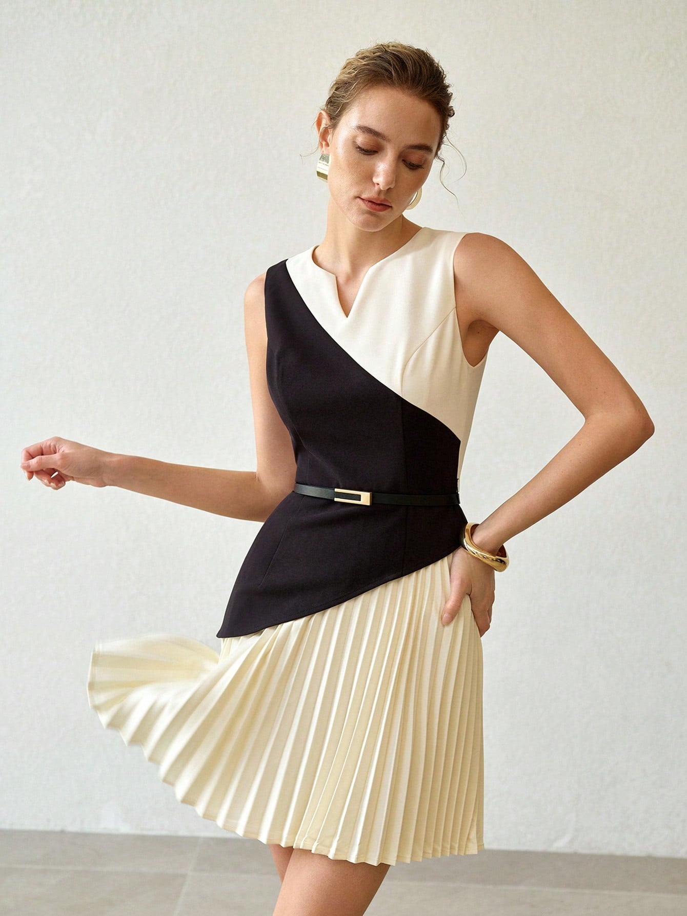 CM-DS141382 Women Elegant Seoul Style Notched Neck Sleeveless Waist Cinching Color Block Pleated Mini Dress