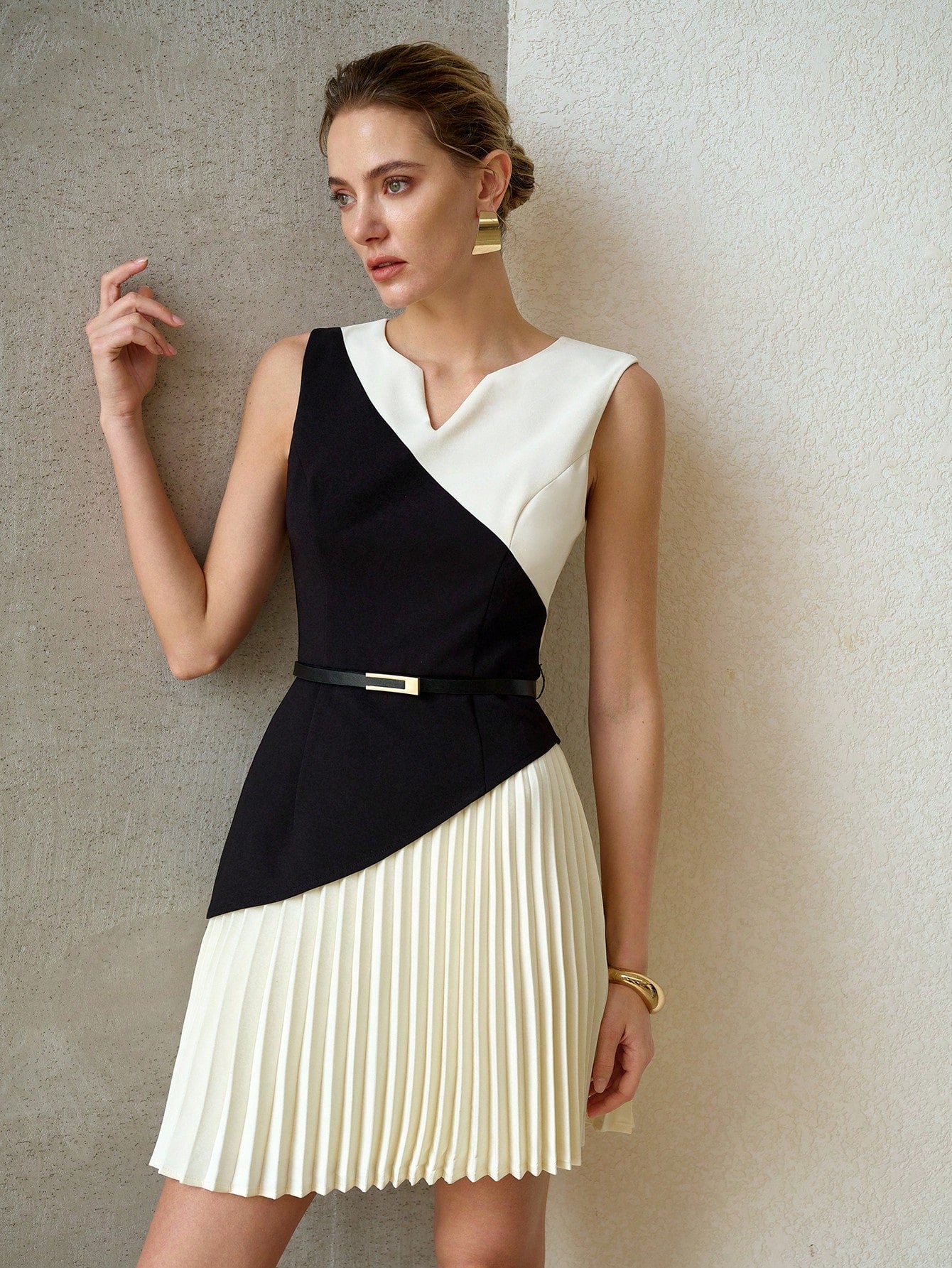 CM-DS141382 Women Elegant Seoul Style Notched Neck Sleeveless Waist Cinching Color Block Pleated Mini Dress