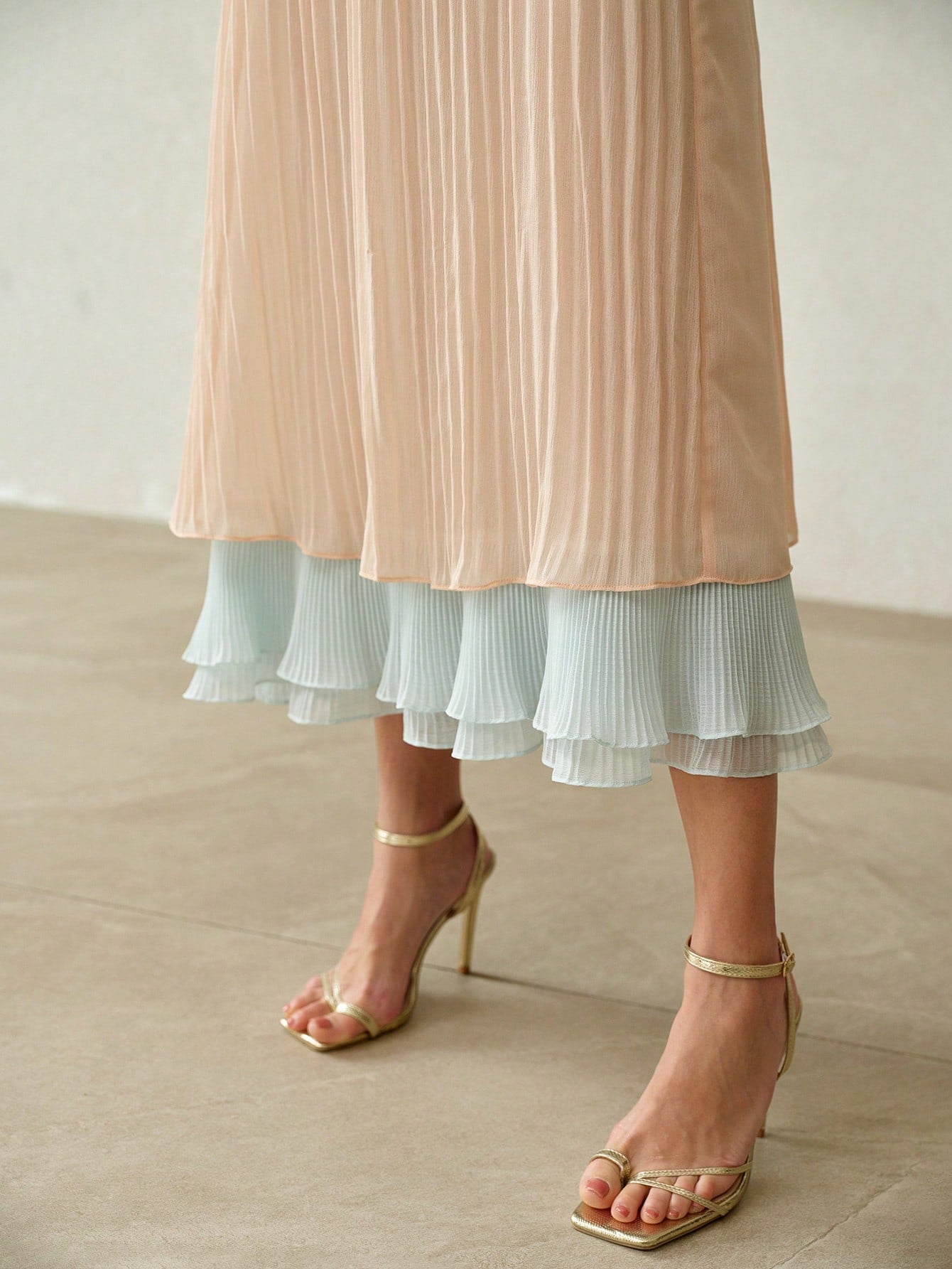 CM-DS415692 Women Elegant Seoul Style V-Neck Sleeveless Gradient Two-Tone Pleated Midi Dress