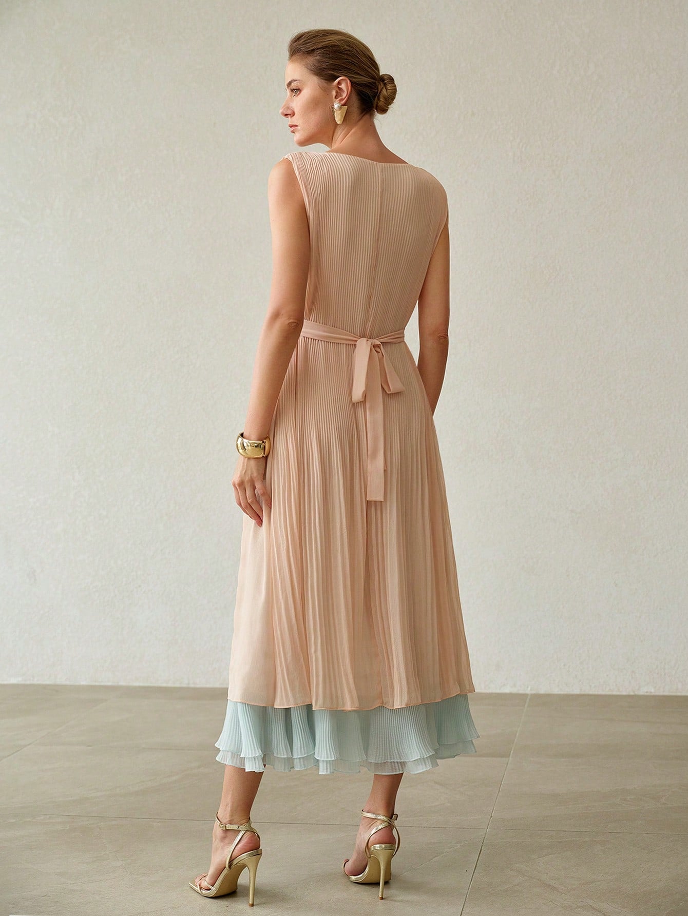 CM-DS415692 Women Elegant Seoul Style V-Neck Sleeveless Gradient Two-Tone Pleated Midi Dress
