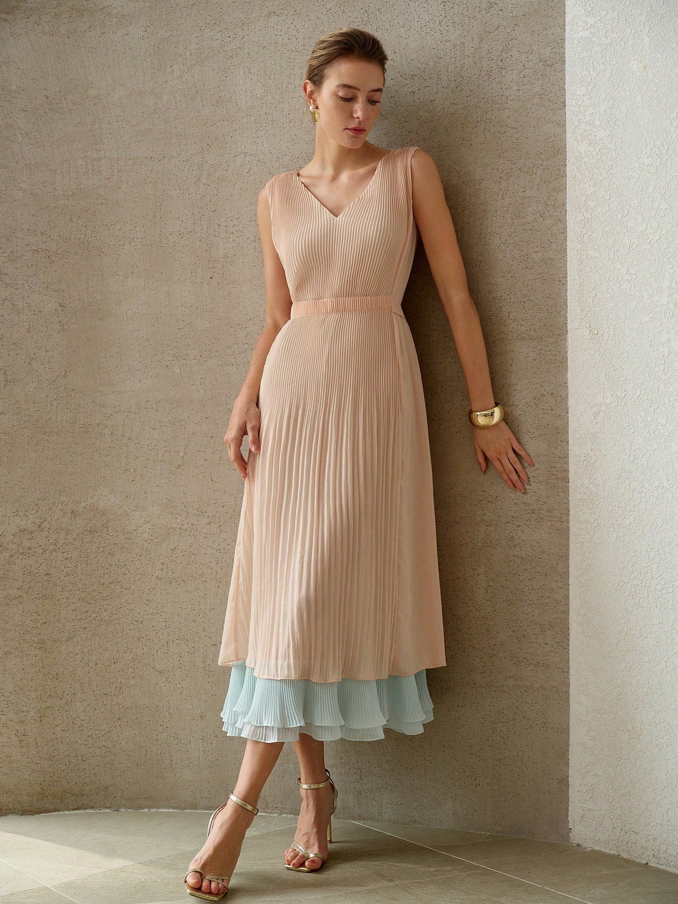 CM-DS415692 Women Elegant Seoul Style V-Neck Sleeveless Gradient Two-Tone Pleated Midi Dress