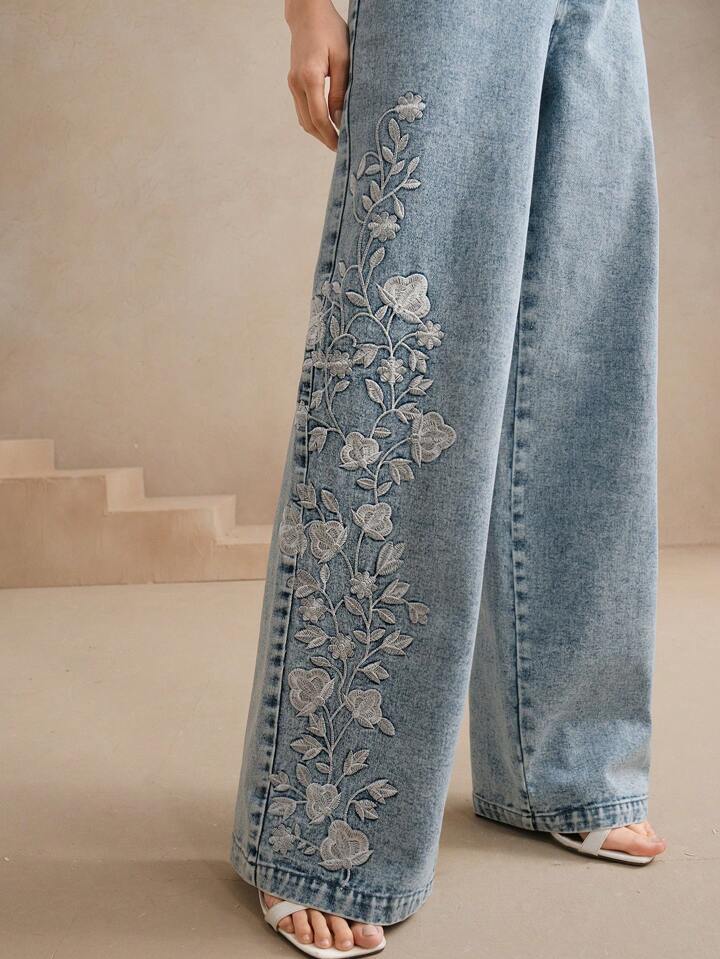 CM-BS147619 Women Casual Seoul Style Floral Embroidery Flared Leg Jeans - Blue