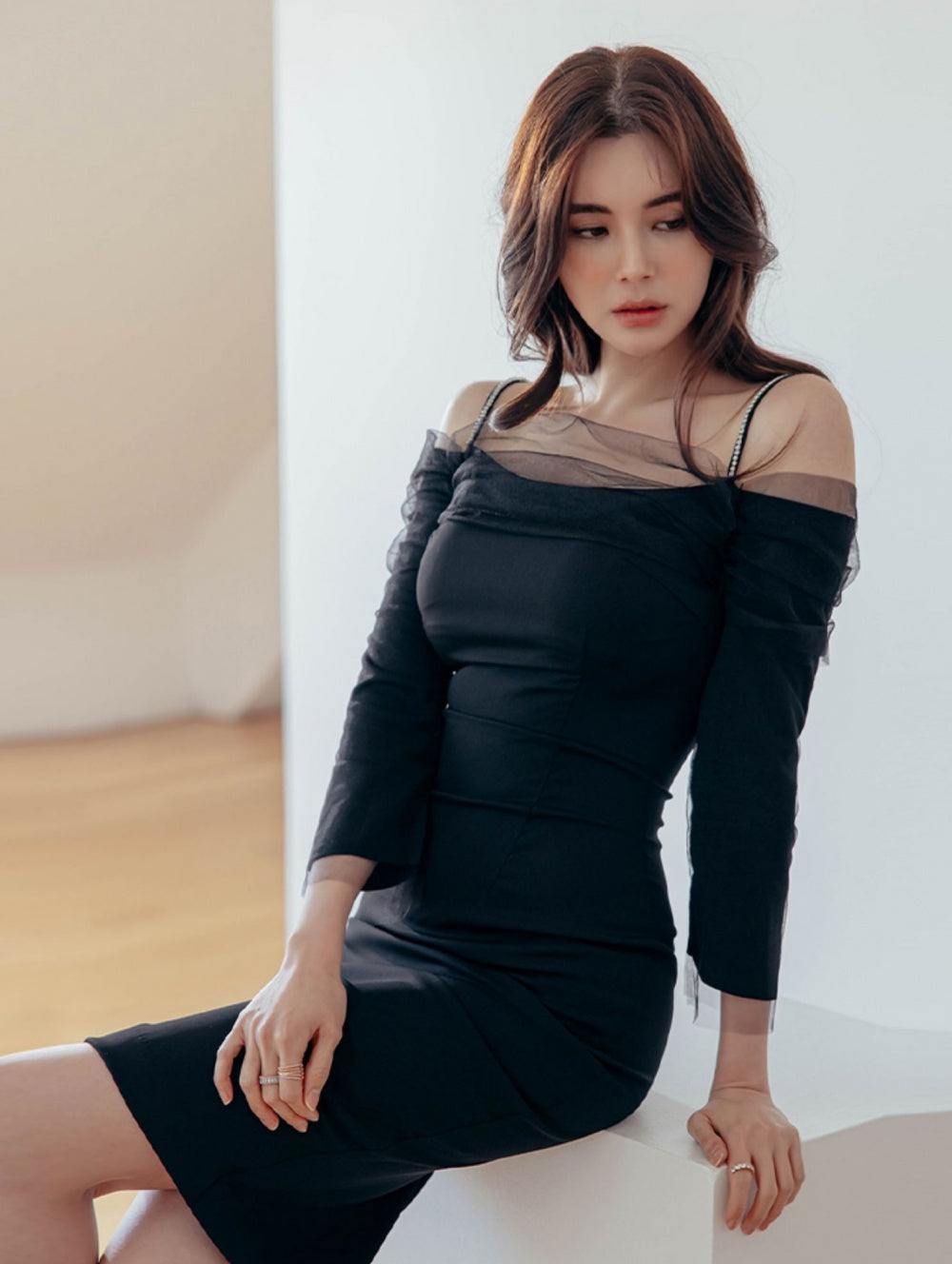 CM-DY009163 Women Elegant Seoul Style Off The Shoulder Long Sleeve Midi Dress - Black